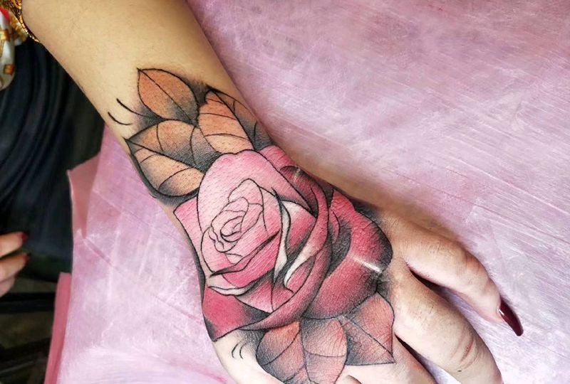 手背玫瑰纹身图片_新传统纹身图案