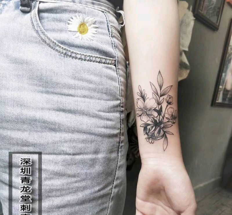 素花纹身图片_手部点刺纹身图案