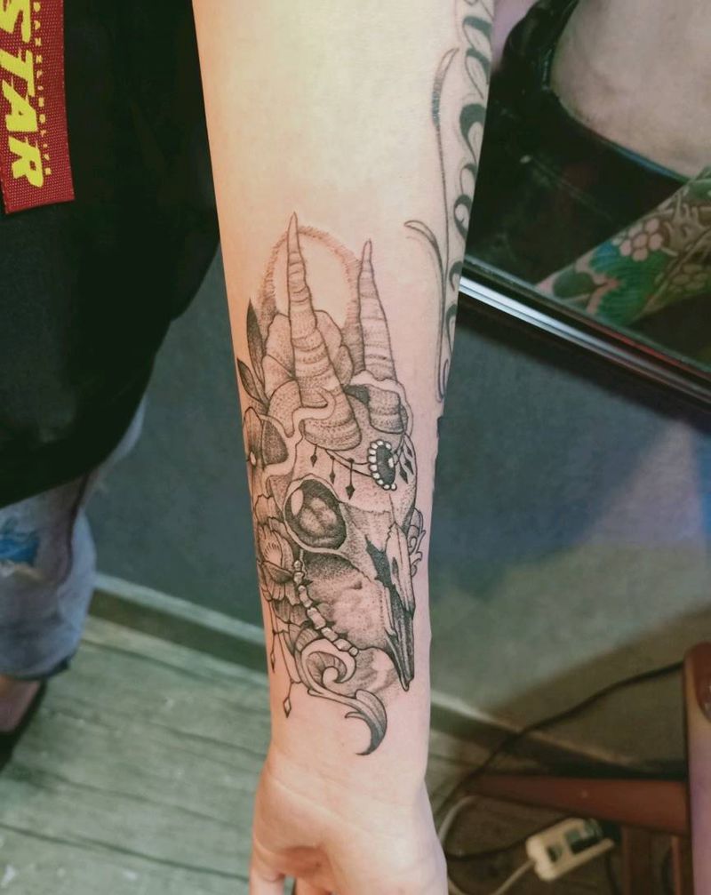 面具纹身图片_手臂点刺纹身图案