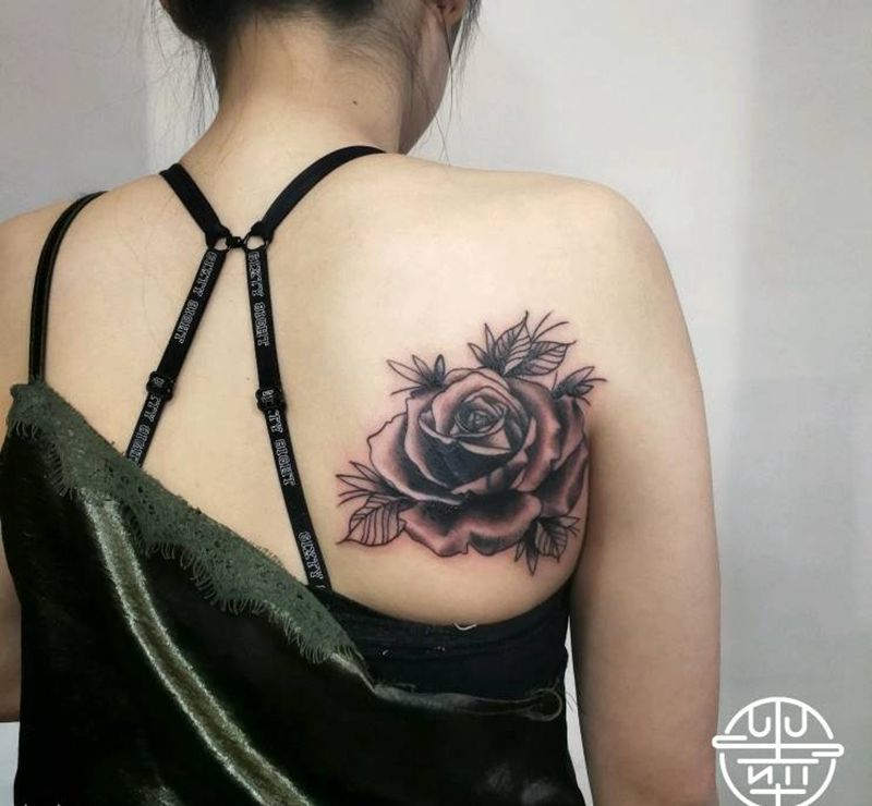 遮盖旧图 玫瑰纹身图片_肩部背部欧美写实New School玫瑰遮盖旧图修改纹身图案