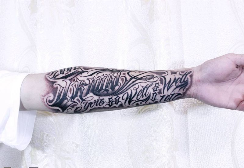 花体字纹身图片_手臂肩部花体字纹身图案