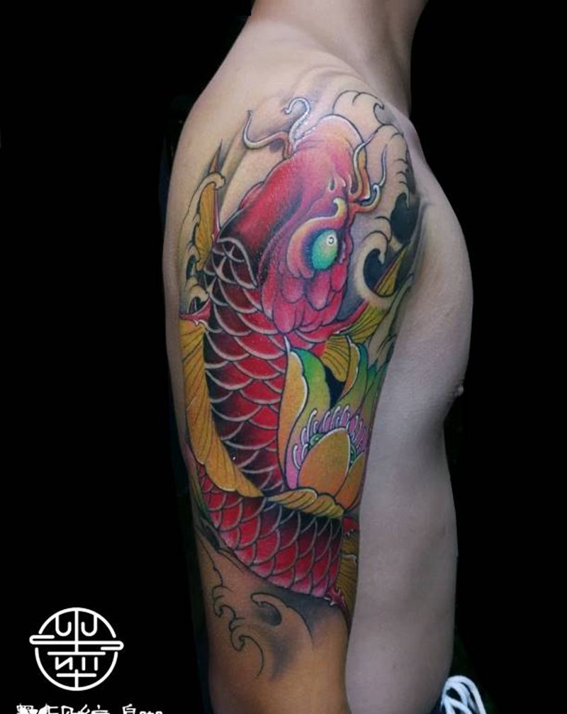 鲤鱼纹身图片_手臂肩部新传统鱼纹身图案