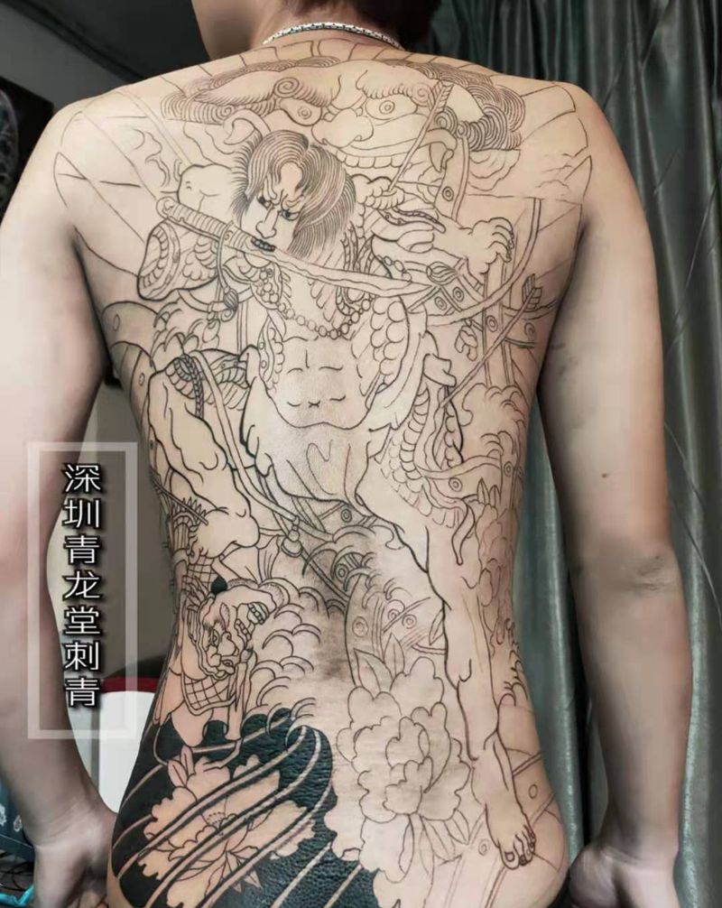 张顺纹身图片_背部老传统纹身图案