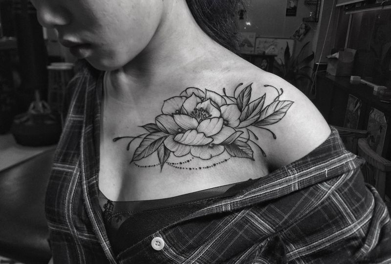 素花纹身图片_胸部纹身图案