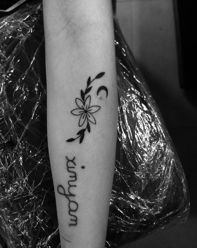 小花纹身图片_手部纹身图案