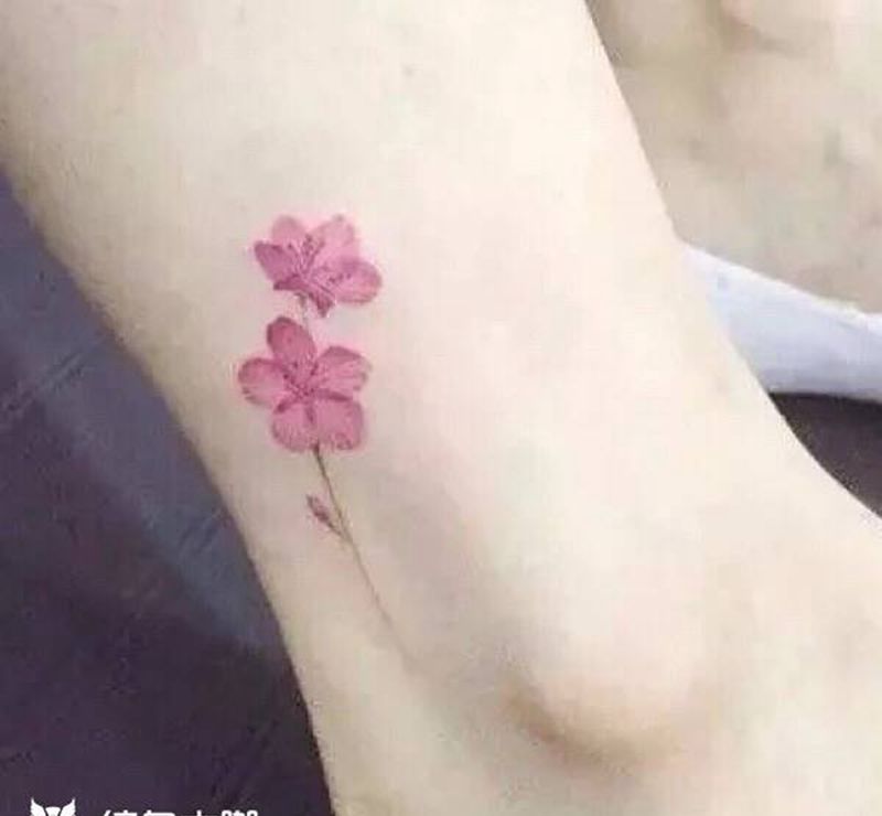 小花纹身图片_肩部臀部新传统纹身图案