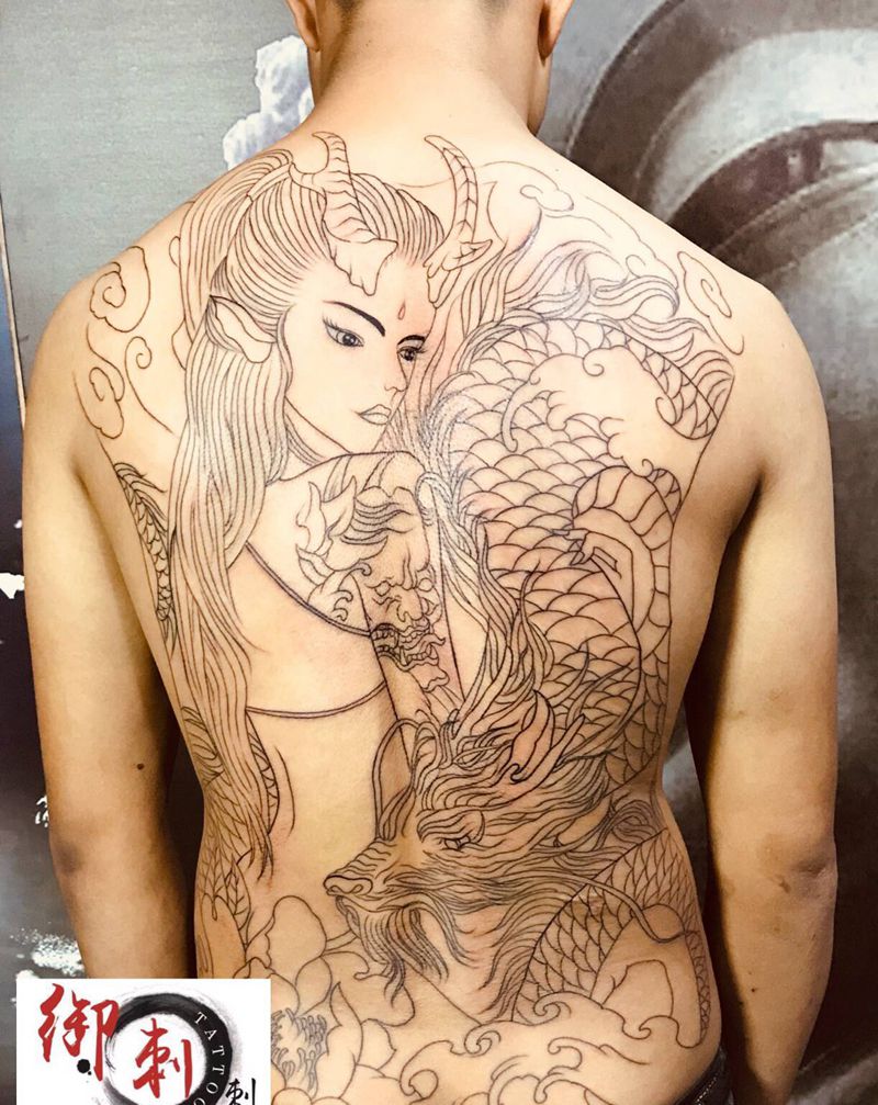 龙妓线条纹身图片_背部纹身图案
