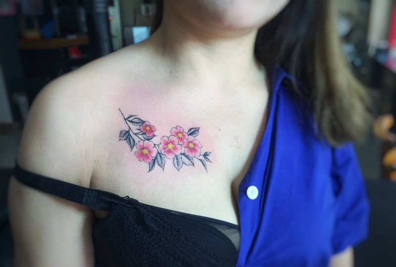 花花纹身图片_胸部纹身图案