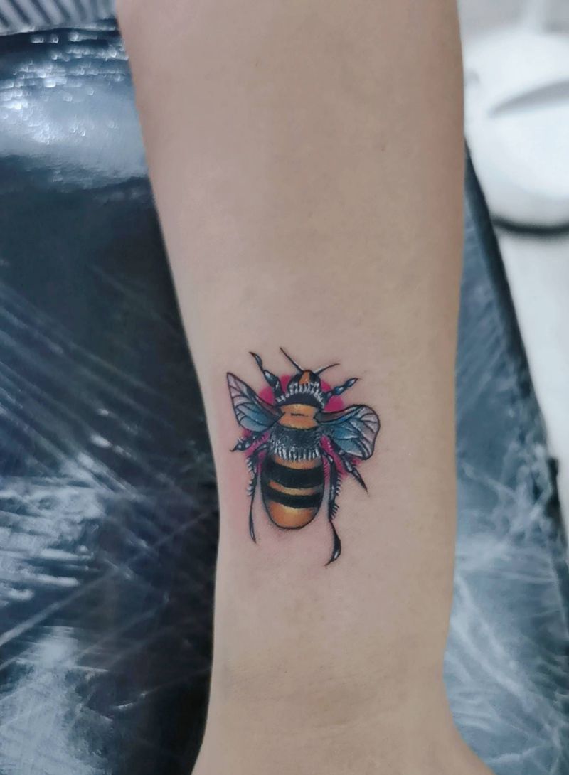 蜜蜂纹身图片_手臂水彩纹身图案