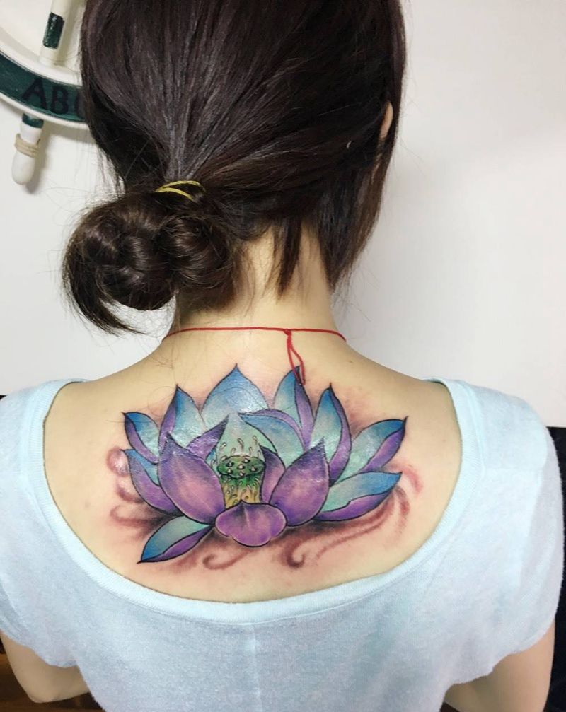 荷花纹身图片_成品背部传统植物纹身图案