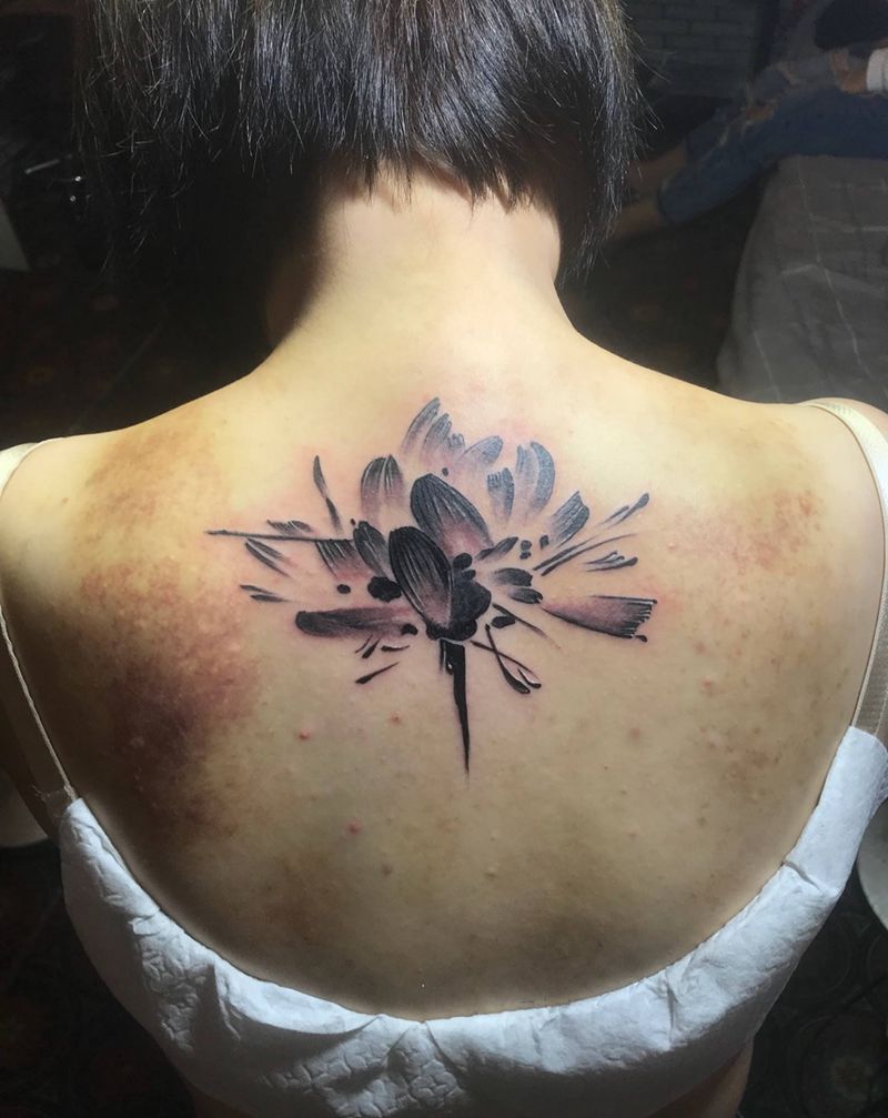 水墨荷花纹身图片_背部颈部水墨荷花纹身图案