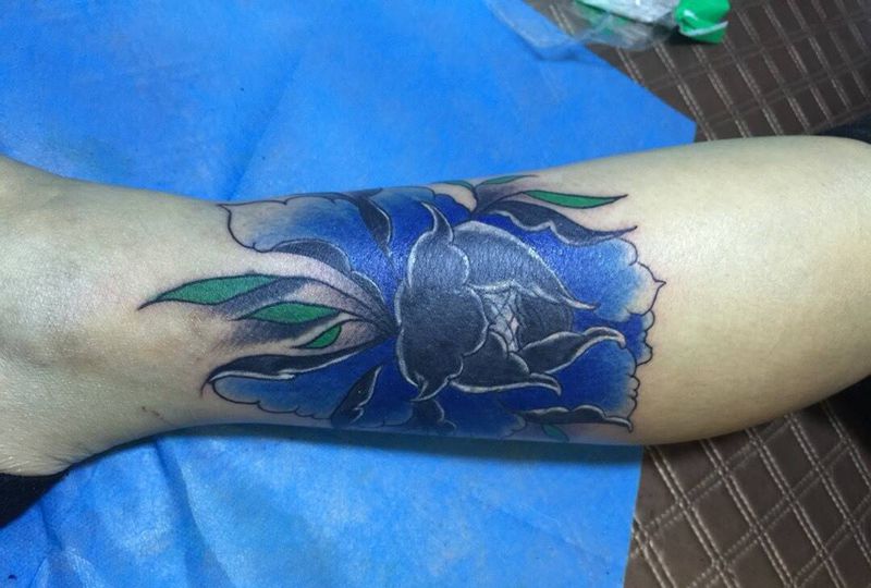 牡丹纹身图片_成品腿部传统植物纹身图案