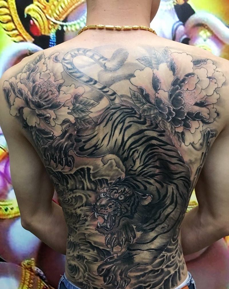 虎纹身图片_成品背部传统动物纹身图案