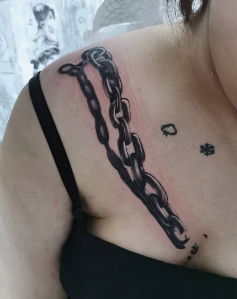 铁链纹身图片_胸部欧美写实纹身图案