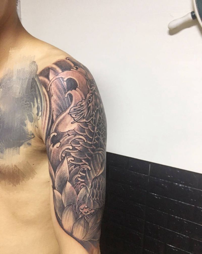 鱼盖图纹身图片_手臂新传统纹身图案