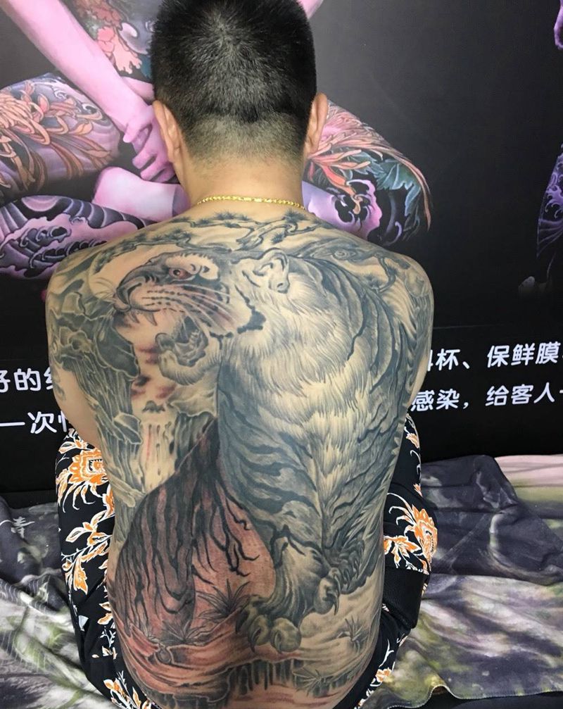 虎纹身图片_背部新传统纹身图案
