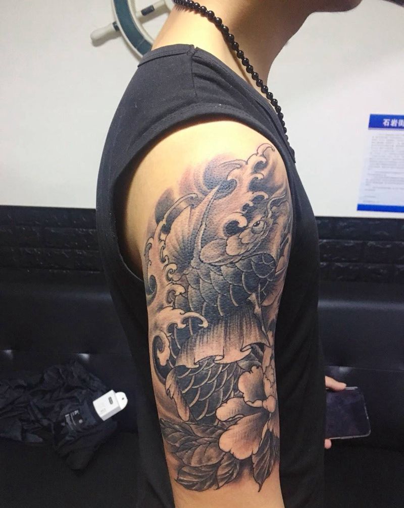 鱼纹身图片_手臂新传统纹身图案