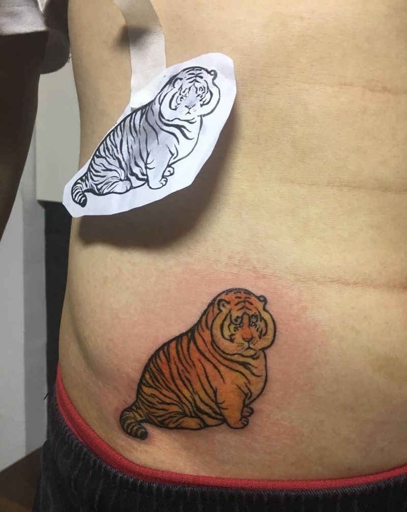 小胖虎纹身图片_成品腹部清新动物纹身图案