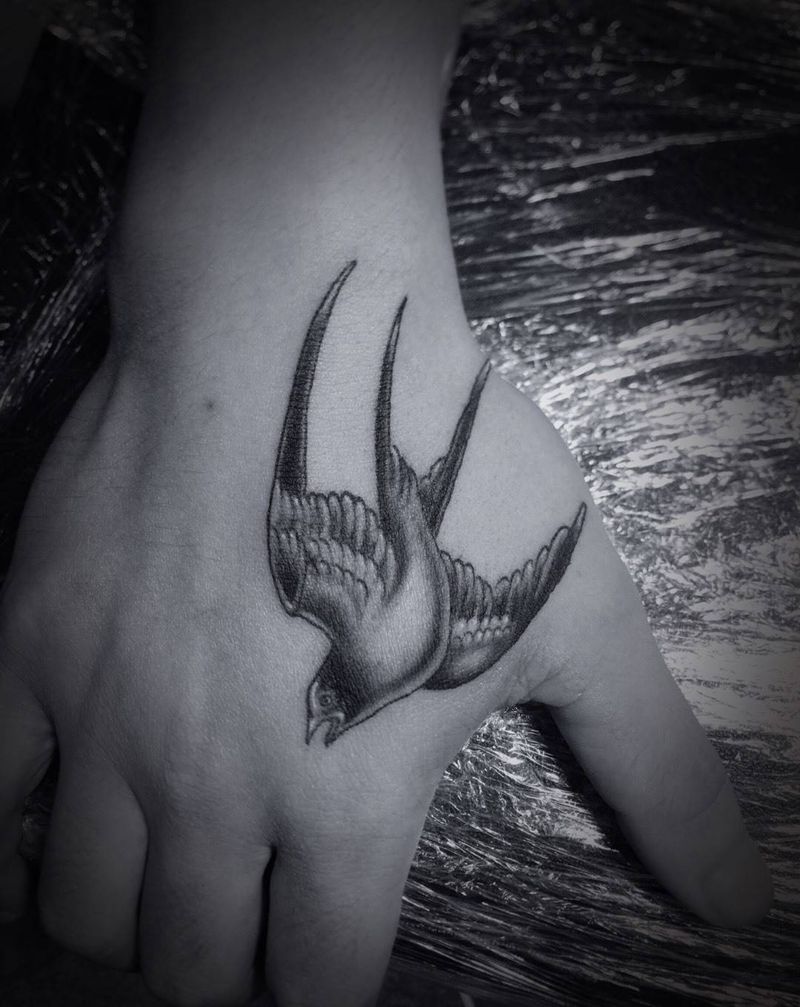 小燕子穿黑衣纹身图片