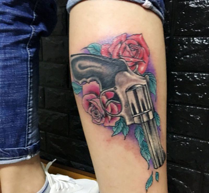 枪纹身图片_成品腿部传统静物纹身图案