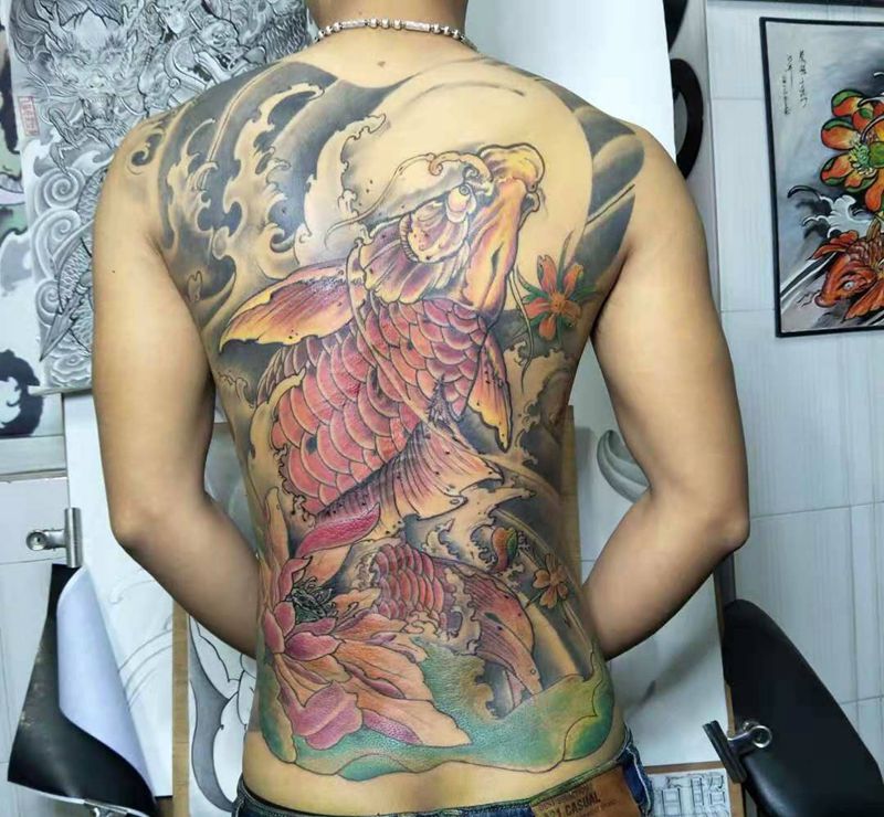锦鲤纹身图片_背部新传统好纹身图案