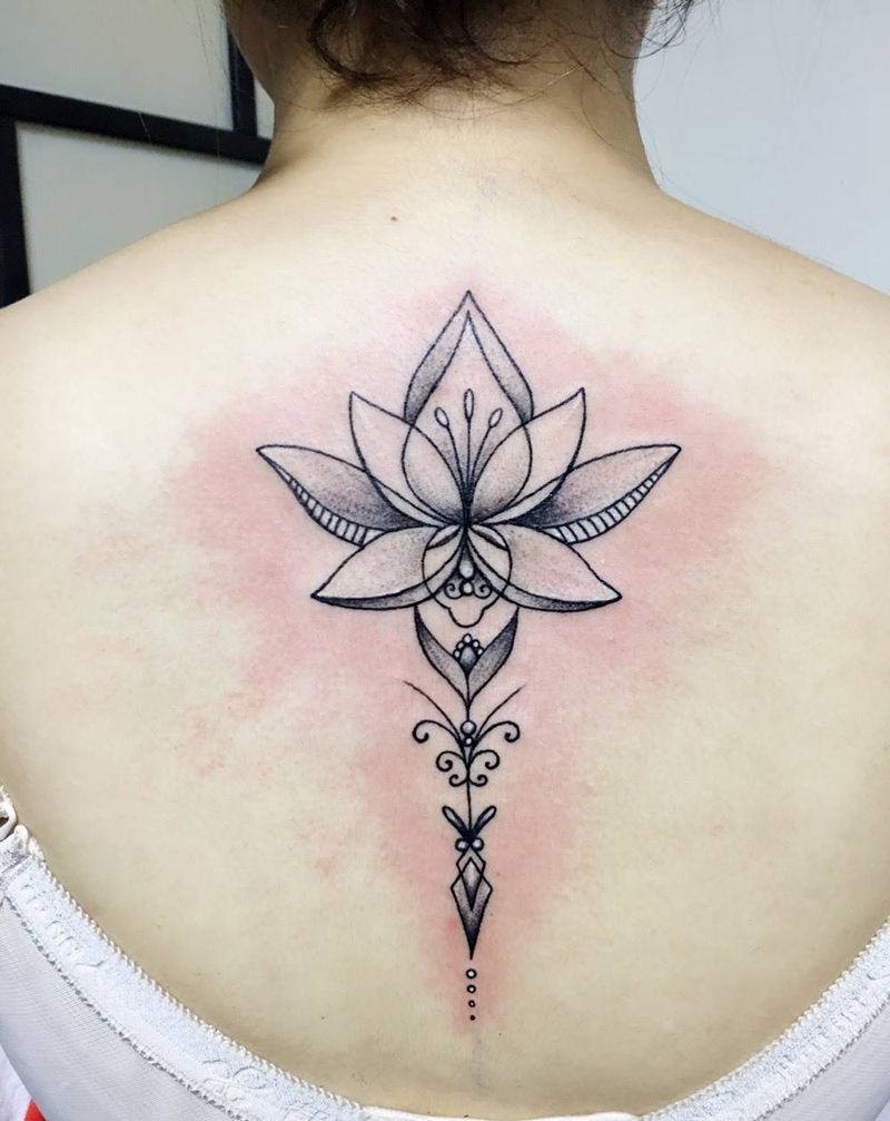 小花纹身图片_背部点刺纹身图案