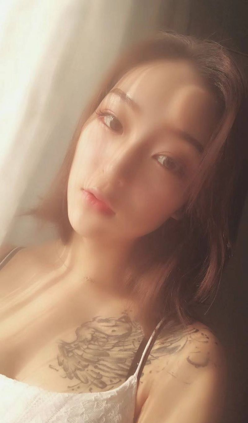 断翅纹身图片_胸部水墨纹身图案