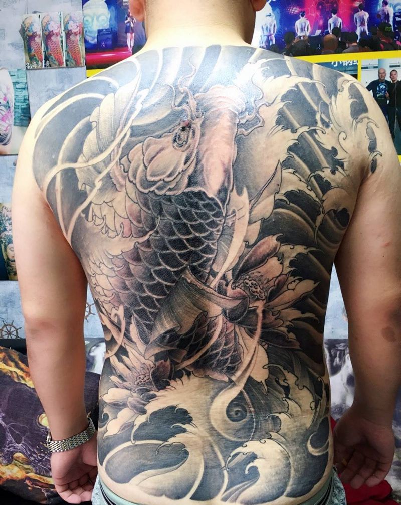 大鱼纹身图片_成品背部传统纹身图案