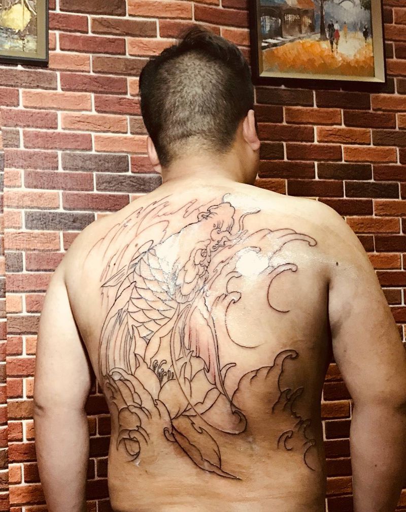 鲤鱼线条纹身图片