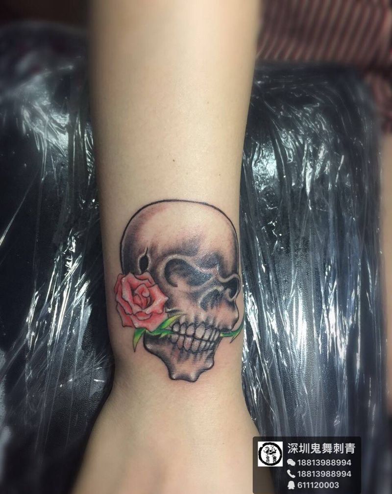 小骷髅遮盖烟疤纹身图片