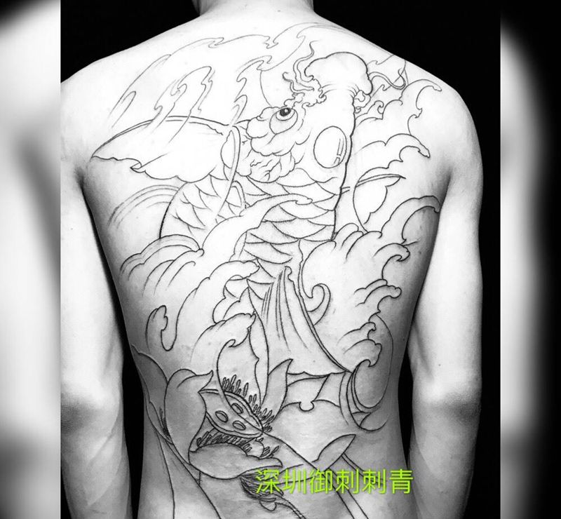 满背锦鲤线条纹身图片