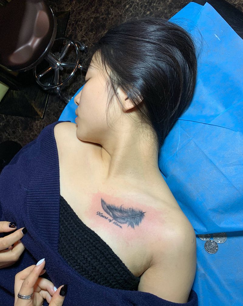 羽毛纹身图片_胸部羽毛纹身图案