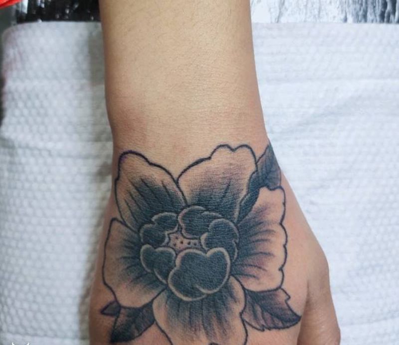 手花纹身图片_手部New School纹身图案