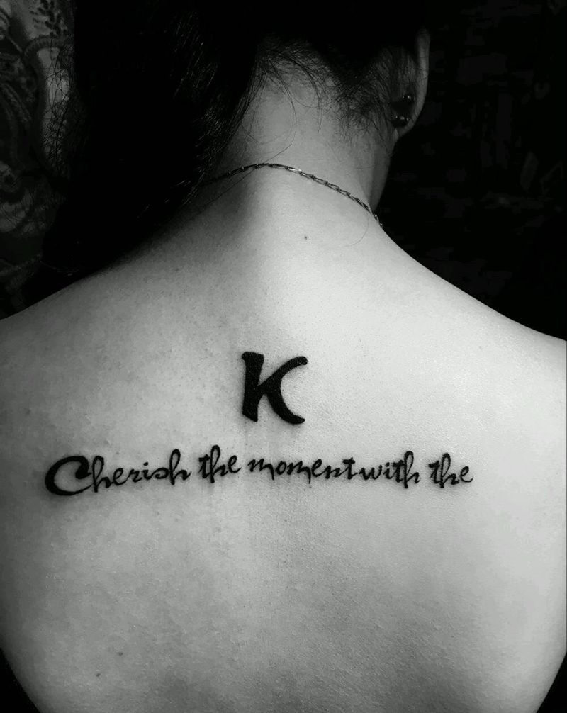 字母纹身图片_背部清新字符纹身图案