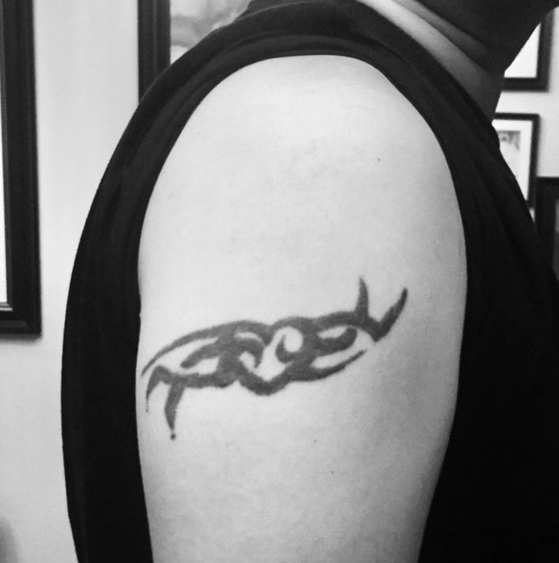 遮盖纹身图片_手臂肩部新传统鱼 水浪纹身图案