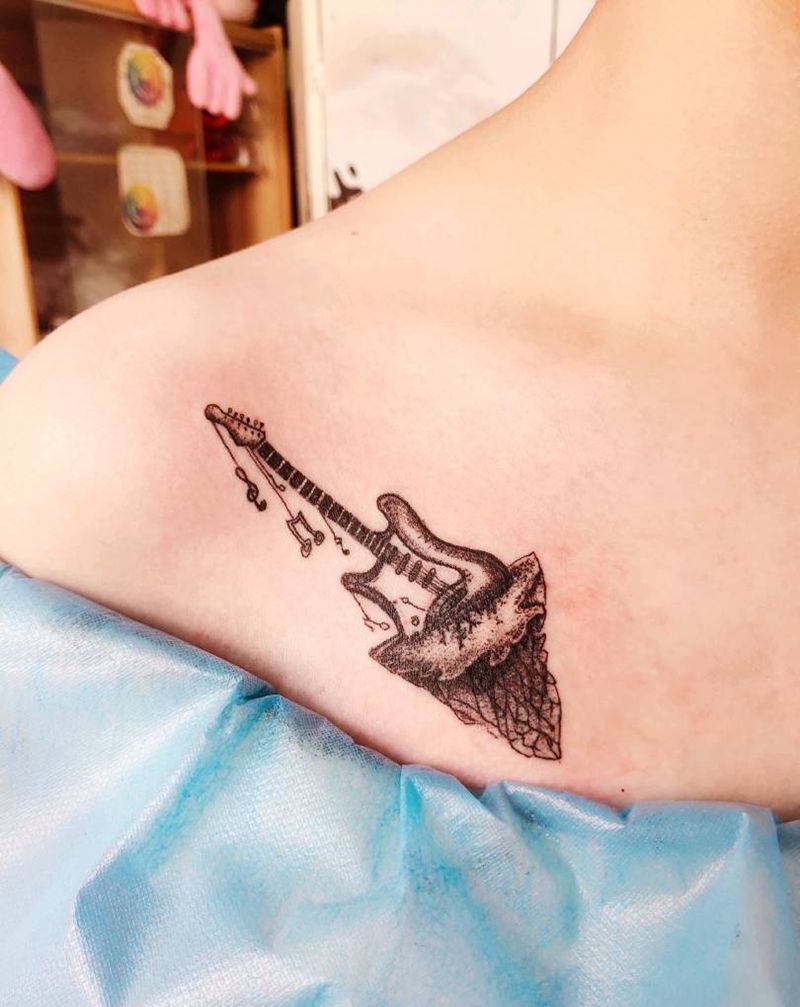 吉他纹身图片_肩部点刺纹身图案