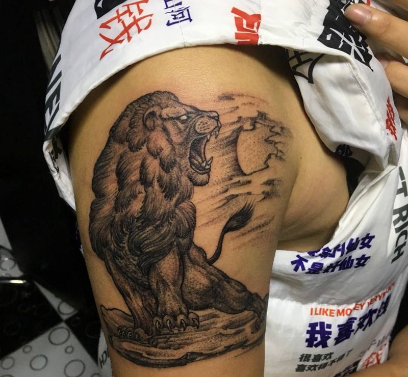 狮子纹身图片_手臂点刺纹身图案