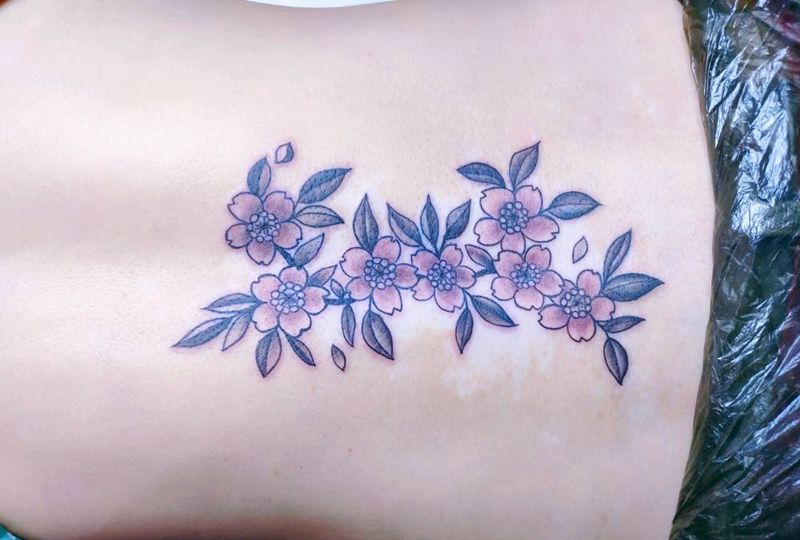 女士后腰（素花）纹身图片_腰部新传统纹身图案