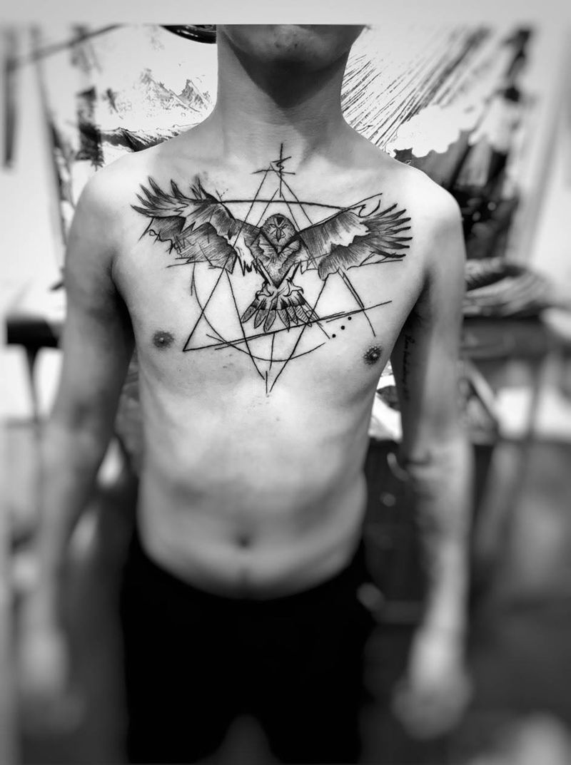 素描纹身图片_胸部点刺几何纹身图案