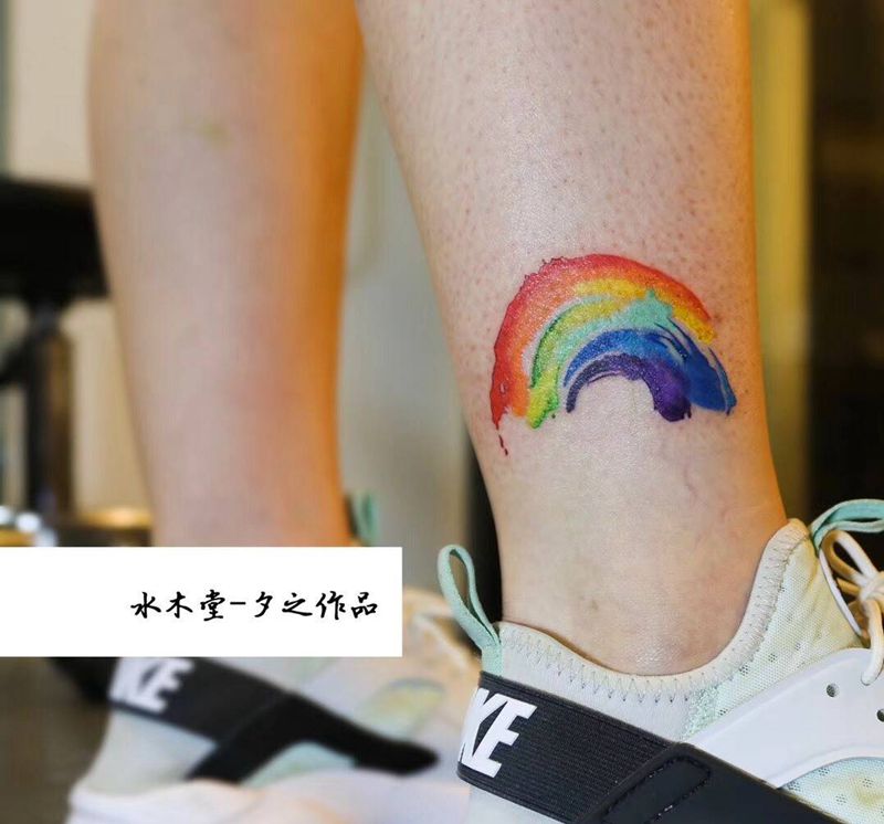 彩虹纹身图片_腿部水墨水彩彩虹纹身图案