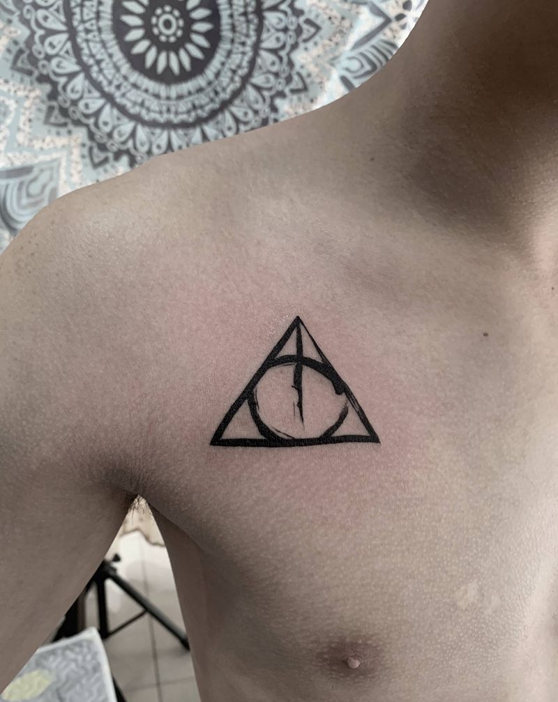 三角纹身图片_胸部纹身图案