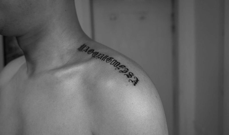 哥特字纹身图片_肩部花体字纹身图案