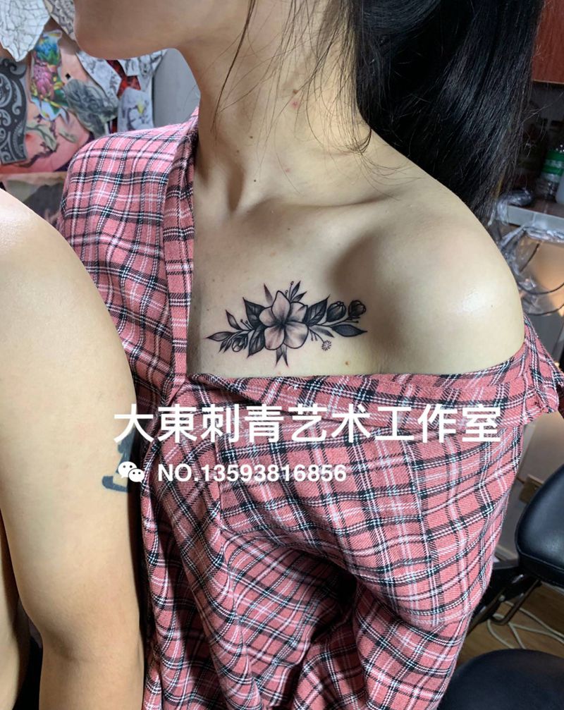 情侣锁骨花纹身图片_胸部新传统纹身图案