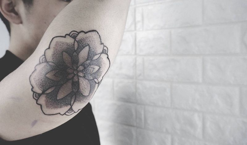 肘关节纹身图片_手臂点刺纹身图案