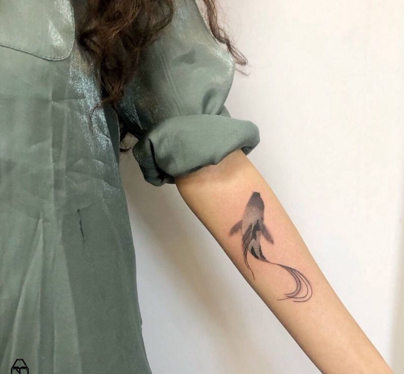 水墨鱼纹身图片_手臂水墨鱼纹身图案