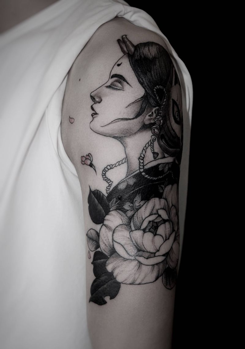 素花美女纹身图片_肩部Old School点刺纹身图案