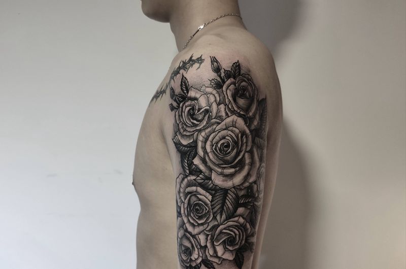 玫瑰纹身图片_手臂新传统纹身图案