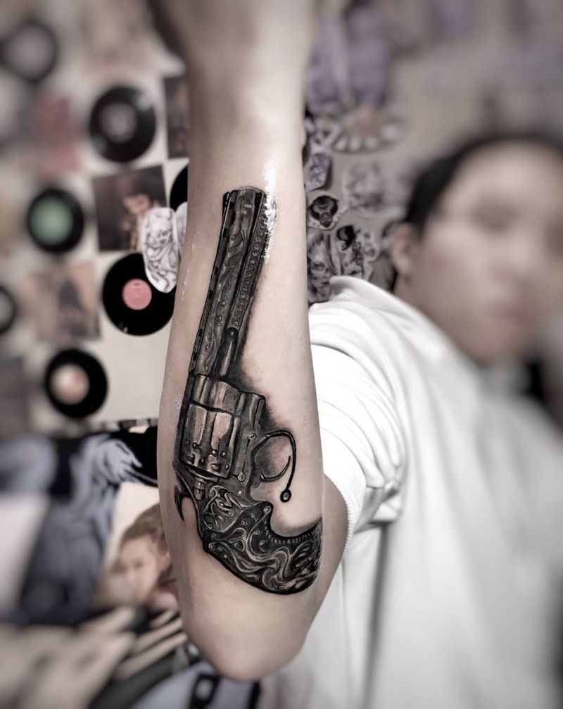 左轮手枪纹身图片_手臂欧美写实纹身图案