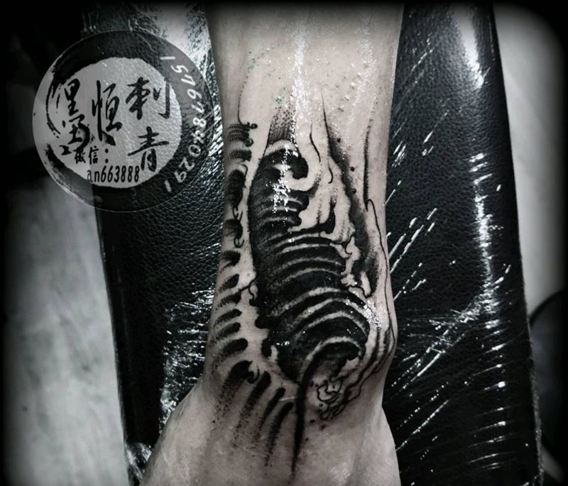 遮盖图浪花纹身图片_手部新传统浪纹身图案