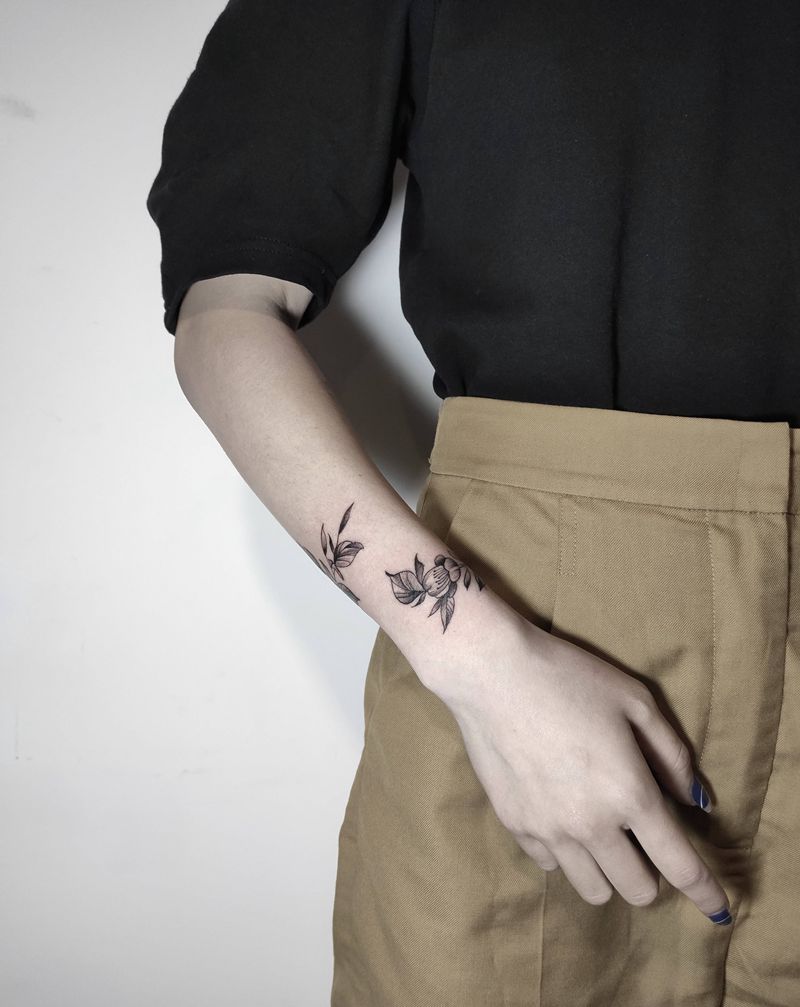 素纹身图片_手臂点刺纹身图案